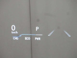 カラーヘッドアップディスプレイ付き。少ない視線移動で情報を確認できるので、運転の疲労軽減に繋がりますよ♪