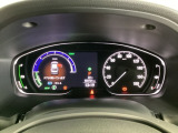 ハイブリット車専用のメーターです。右側の大型スピードメーターに加え、ステアリングスイッチを使って左のマルチインフォメーション・ディスプレイで燃費や動力伝達などの情報が見れるようになっています。