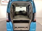 NBOX+は車中泊ができる構造です。広く頑丈でフラットな床面に、全席の背もたれを倒してスペースを確保します。市販のマットなどを敷けば快適に過ごせます。