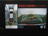パノラミックビューモニター付きです。車両を上から見たような映像をディスプレイオーディオ画面に表示。運転席からの目視だけでは見にくい、車両周辺の状況をリアルタイムでしっかり確認できます。