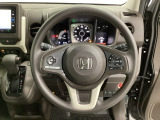 ハンドルにHondaセンシング系のクルーズコントロールやレーンキープアシストなどのスイッチと、オーディオの操作スイッチが装備されています。ハンドルから手を離さず安全に操作できます。