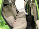 リアシートの背もたれは2段階の角度調節がついています。お好みの位置でゆったりお乗りいただけます。 座面を跳ね上げて収納スペースを広くすることも可能です。