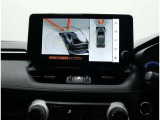 サイドクリアランスビュー表示中に、旋回時の運転操作に合わせて自動で車両を斜め後方から見たような映像を表示。
