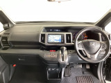 車内は光触媒抗菌消臭施工済です。インパネ周りはスタイリッシュなデザインです。グローブボックスやカップホルダーのほかにトレーなどたくさんの収納スペースが付いています。