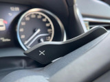 【パドルシフト】ハンドルから手を離さずに素早くシフトアップ&ダウンができるので、エンジンブレーキを使う下り坂や高速道路の合流で加速したい場面で役立ちます。