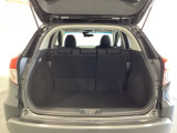 ラゲッジも広く使いやすいトランクは、開口部も広く荷物の積み下ろしもしやすいお車となっております。リアシートの背もたれは6:4の割合で分割して可倒できるので、長いお荷物などを載せることもできます。