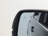 斜め後ろに存在する車を探知。その方向のドアミラー鏡面上にマークを表示し、存在をお知らせしてくれます。また、その方向にウインカーを操作すると、マークの点滅と警告音で注意を促します!