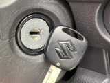 【キーレス】少し離れた場所からでもボタン一つでドアの開錠・施錠ができるのでとっても便利!ドアの鍵穴周りに傷をつけることもありません♪