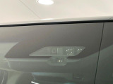 【三菱e-Assist】走行中に前方の車両等を認識し、衝突しそうな時は警報とブレーキで衝突回避と被害軽減をアシスト。より安全にドライブをお楽しみいただけます。