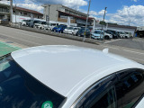 目立つキズ凹み等はありませんが、中古車という商品の特性ルーフには子キズや塗装しみがあります