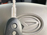 【キーレス】少し離れた場所からでもボタン一つでドアの開錠・施錠ができるのでとっても便利!ドアの鍵穴周りに傷をつけることもありません♪