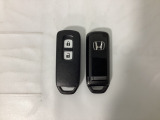 スマートキーを装備しています。鍵を差し込むことなくドアロックの開け閉めと、スタートボタン操作でのエンジンスタートができます。スペアキーも同じものを用意しております。