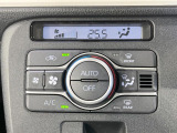 【オートエアコン】一度お好みの温度に設定すれば、車内の温度を検知し風量や温度を自動で調整。暑い…寒い…と何度もスイッチ操作をする必要はありません。快適な車内空間には必須の機能ですね♪