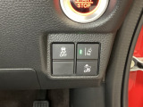Hondaセンシング用の、VSA(ABS+TCS+横滑り抑制)解除とレーンキープアシストシステムのメインスイッチなどはハンドルの右側に装備しています。