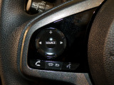 【ステアリングリモコン】ステアリングにオーディオ調節可能なスイッチが装備されていますので運転中でも視線をそらさずにオーディオの調節が可能です!