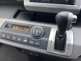 CVT車のセレクトレバーです。低速から高速まで、変速ショックのないスムーズな走りを実現するとともに、エンジン効率のよい領域を維持することで燃費にも貢献します。