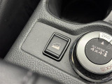 【ヒルディセントコントロール】エンジンブレーキだけでは十分減速できないような急な下り坂やオフロードのような滑りやすい路面を下るとき、一定の低車速を保ち、下り坂での走行を補助するシステムです。