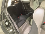 リアシートはスポーツ2シーターに近い車内構造の為、緊急乗車で乗れるスペースになります。