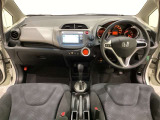 車内は光触媒抗菌消臭施工済です。インパネ周りはスタイリッシュなデザインです。グローブボックスやカップホルダーのほかにトレーなどたくさんの収納スペースが付いています。