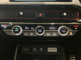 プラズマクラスター搭載フルオートエアコンディショナーとなっております。運転席と助手席でそれぞれで温度設定ができますので、快適にドライブをすることができます。