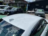 目立つキズ凹み等はありませんが、中古車という商品の特性ルーフには子キズや塗装しみがあります