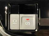 指先だけで簡単に操作が可能な電動パーキングブレーキを採用。「HOLD」スイッチを押すと、渋滞や信号待ちなどでブレーキペダルから足を離しても、ブレーキを保持するので安心です