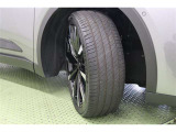 タイヤサイズはハイスペックな 225/45R21。切削光輝+ブラック塗装が精悍で、スタイリッシュなデザインの純正アルミホイールを装着しています。