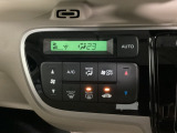セレクトレバーの左上にプラズマクラスター付き・オートエアコンがついてますので、お好みの温度をセットするだけで風の強さや風量を自動で調整します。スイッチの簡単操作で快適に過ごせます。