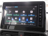 ナビゲーション+AV 2画面表示(デュアルウィンドウ)、TV、FM/AM、Bluetooth Audio、microSDカード(音楽/動画ファイル再生)、ハンズフリーフォン、スマホでの地図更新が可能な高性能大型ナビです。