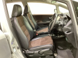 女性でも運転がしやすいように、シートの高さ調整機能(シートリフター)がついています。運転席と助手席の間が空いている為、助手席側への移動がスムーズです。交通量の多い道でも助手席側から乗り降りができます。