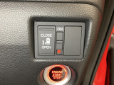 左側電動スライドドアは運転席からでも操作ができるように、ハンドル付近に開閉の操作スイッチが付いています。