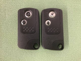 スマートキーを装備しています。鍵を差し込むことなくドアロックの開け閉めと、スタートボタン操作でのエンジンスタートができます。スペアキーも同じものを用意しております。