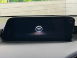 【8.8インチマツダコネクト】車内の雰囲気にマッチした大型のディスプレイ。スマホ接続でのナビ使用やBluetooth再生等、様々な機能が楽しめます。直感的なダイヤル操作が可能で、使い勝手も良好です。