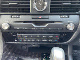 【 オートエアコン 】車内温度を感知して自動で温度調整をしてくれるのでいつでも快適な車内空間を創り上げます。