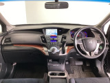 車内は光触媒抗菌消臭施工済です。インパネ周りはスタイリッシュなデザインです。グローブボックスやカップホルダーのほかにトレーなどたくさんの収納スペースが付いています。