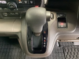 CVT車のセレクトレバーです。低速から高速まで、変速ショックのないスムーズな走りと、エンジン効率のよい領域を維持して燃費にも貢献します。サイドブレーキはスイッチ操作の電子制御パーキングブレーキです。