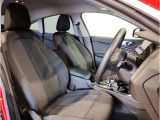 【コックピットシート】BMW車の主役席。車体中央にくる様に配置し車両重心とが一致する事でドライバーと車との一体感あるドライビングを実現。人間工学に基づき形成した形状が長時間のドライブ疲労も軽減します!