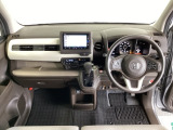 車内は光触媒抗菌消臭施工済です。インパネ周りはスタイリッシュなデザインで機能や装備も充実しています。グローブボックスやカップホルダーのほかにトレーなどたくさんの収納スペースが付いています。