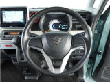 良好な視界とスムーズな乗り降りを実現した運転席は最適なアイポイントで視界良好です。体格に合わせてシートの位置をきめ細かく調節できるので、いつでも快適な運転姿勢をキープ。操作も軽くラクラクです!