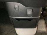 アクセサリーソケットはUSBのアダプターなどをつければ、スマホの充電にも使えます。周辺には物が置けるボックスがついています。