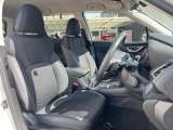 運転席まわりには十分なスペースがあり、大柄な方でもゆったり運転していただける環境です。