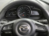 ステアリングスイッチは運転姿勢や視線を崩さずに操作が可能です。左側にはオーディオ類があります。