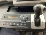 5速AT車のセレクトレバーです。低速から高速までスムーズな走りを実現するとともに、エンジン効率のよい領域を維持することで燃費にも貢献します。