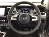 【ハンドル】運転にかかわる様々な操作を安全に行えるように視点移動が少なく操作性に配慮されたスイッチ類が凝縮されたコックピットです。