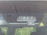 【三菱e-Assist】走行中に前方の車両等を認識し、衝突しそうな時は警報とブレーキで衝突回避と被害軽減をアシスト。より安全にドライブをお楽しみいただけます。