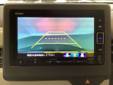バックでの車庫入れも安心です! リアカメラが付いているバックモニター付のナビを装備しております。操作線もついており距離感も画面から確認できます。