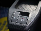 『1台』のお車に対して、3名体制で日々議論を重ね仕入れを行っております。