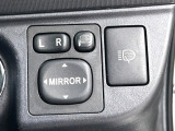【電動格納ミラー】サイドミラーは電動格納式となっており、狭い駐車場でもキズがつくリスクを抑えられます。
