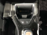 ワイヤレス充電機能で接続の手間いらず。スマートフォンなどをワイヤレスで充電可能です。