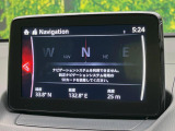 【マツダコネクト】車内の雰囲気にマッチした一体型タイプのディスプレイ。各種車輌設定やBluetooth再生等、様々な機能が楽しめます。専用SDカードのご購入で、ナビ機能も使用出来ます。